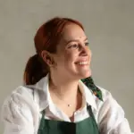 Chef Sofia Marinho, fundadora do espaço gastronômico A Cozinha de Sofia, posa para a foto com avental