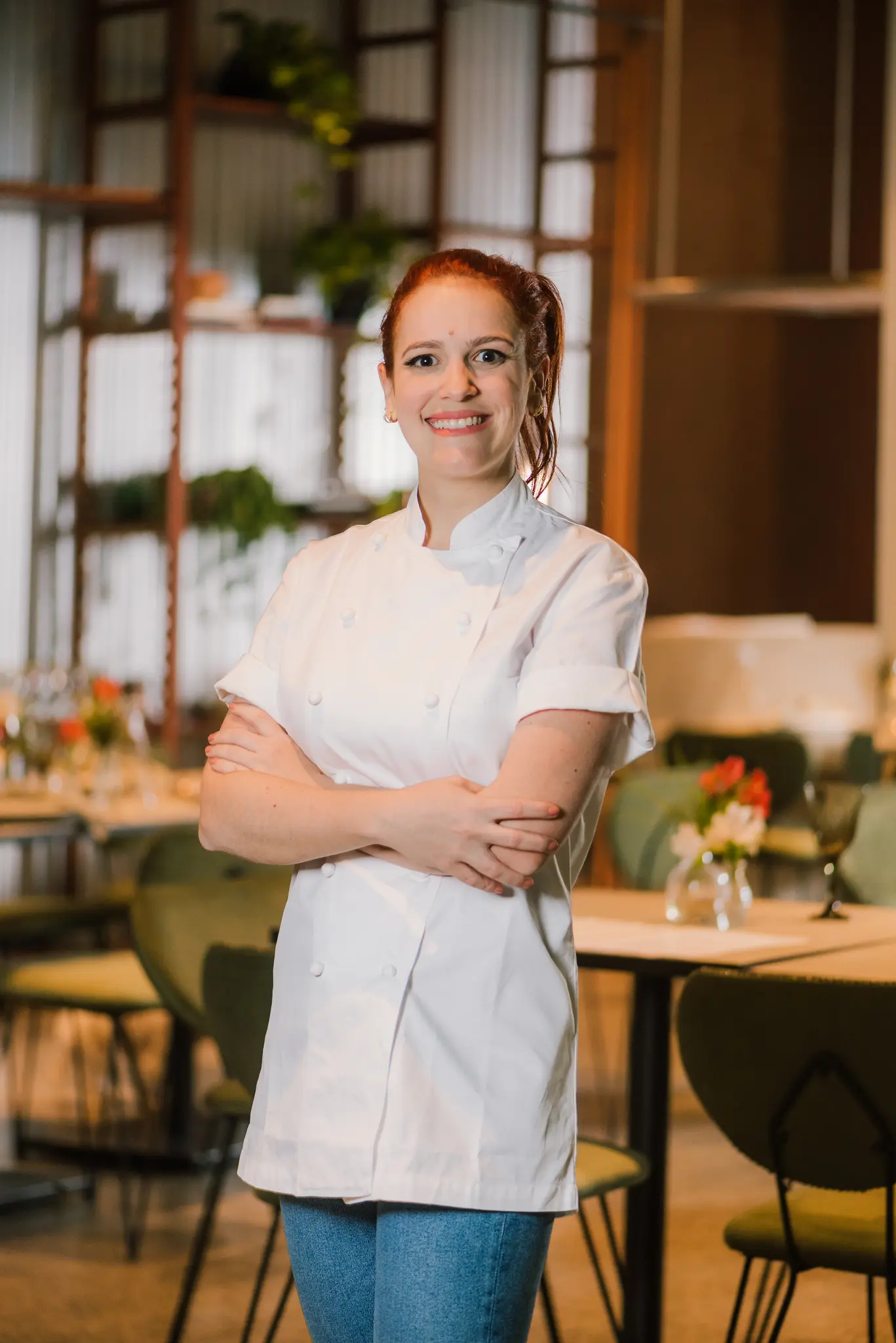 Chef Sofia Marinho dentro do Espaço Gastronômico A Cozinha de Sofia, fundado por ela para oferecer uma culinária autoral em Belo Horizonte, Minas Gerais