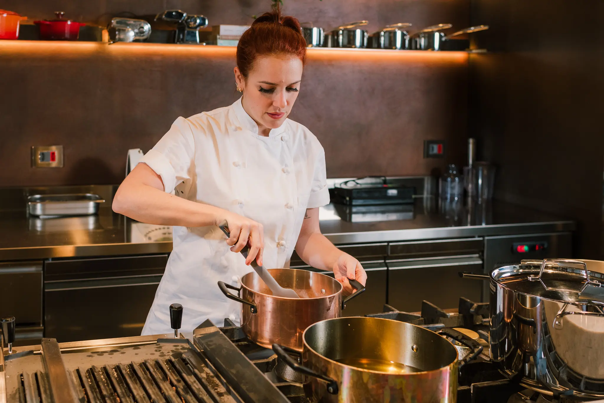 Chef Sofia Marinho dando aulas de culinária para entusiastas e profissionais que buscam aprender novos sabores, no espaço gastronômico A Cozinha de Sofia