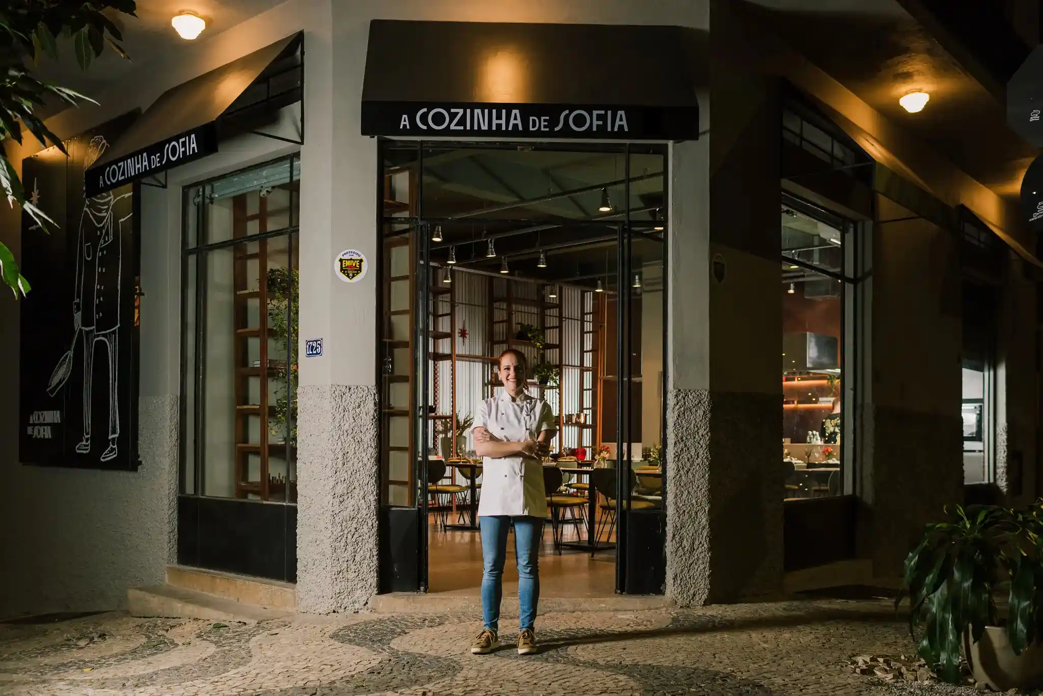 Chef Sofia Marinho em frente ao espaço gastrômico A Cozinha de Sofia, um restaurante intimista em Belo Horizonte, Minas Gerais.