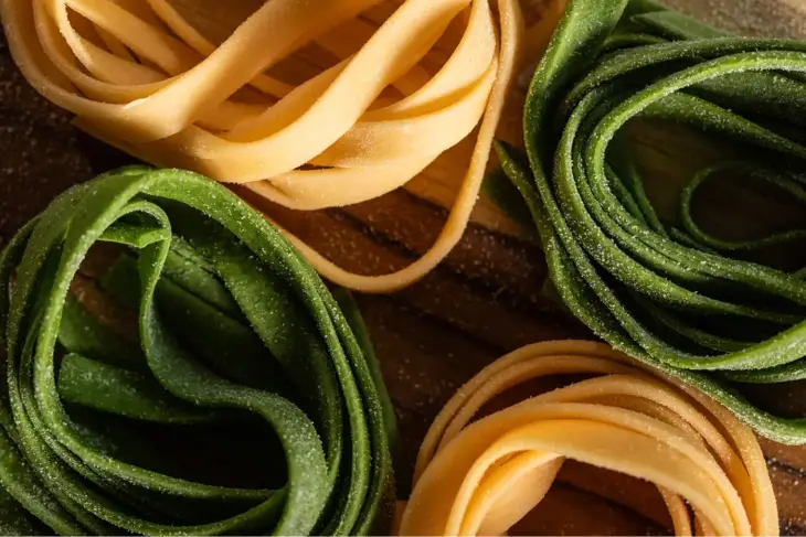 Massas artesanais preparadas pela chef Sofia Marinho, um Fettuccine paglia tradicional de ovos e Fieno, que leva espinafre fresco na receita e garante uma coloração verde