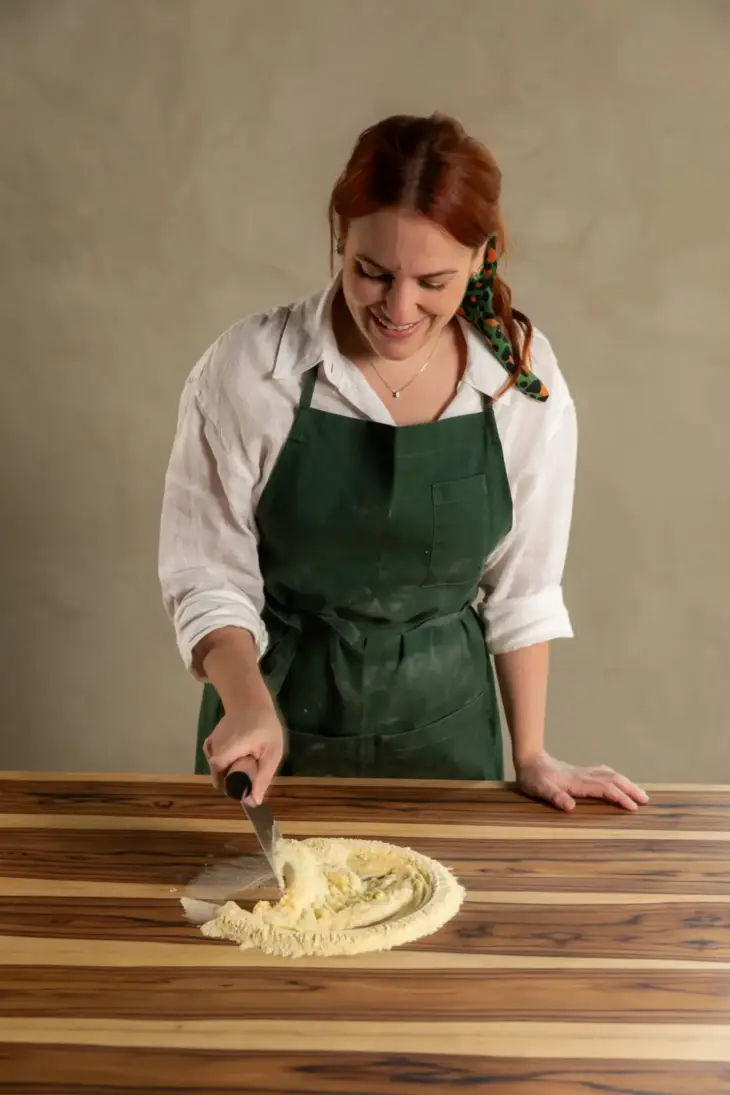Chef Sofia Marinho preparando uma massa artesanal