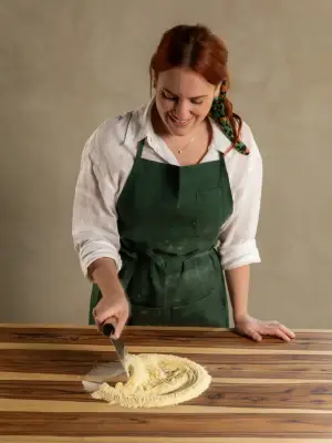 Workshop para aprender a fazer massas | Sofia Marinho Chef Sofia Marinho preparando uma massa artesanal